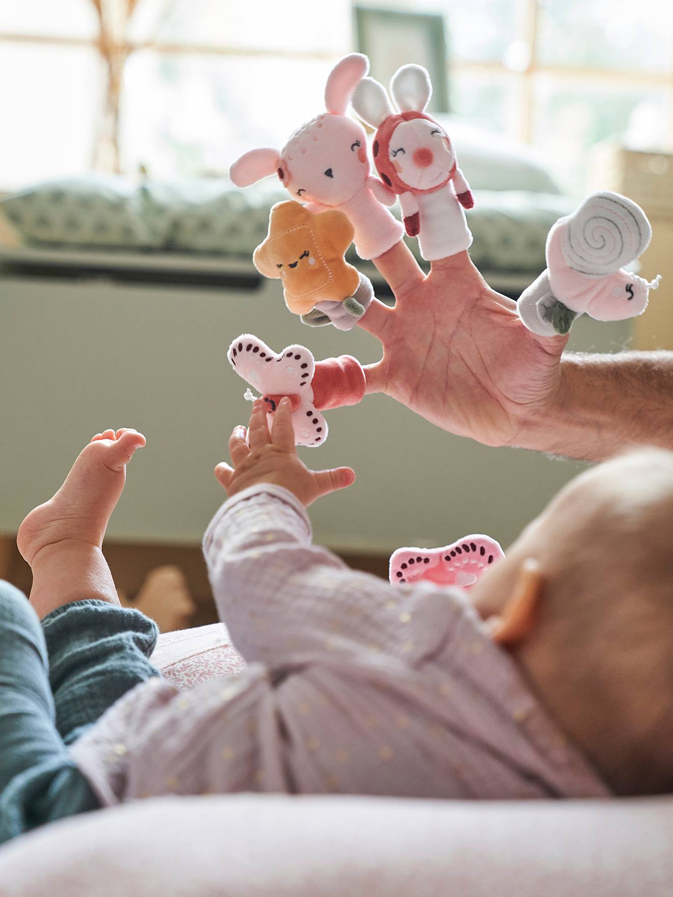 Grand livre d'éveil et marionnettes à doigts en velours PAYS ROSE multicolore