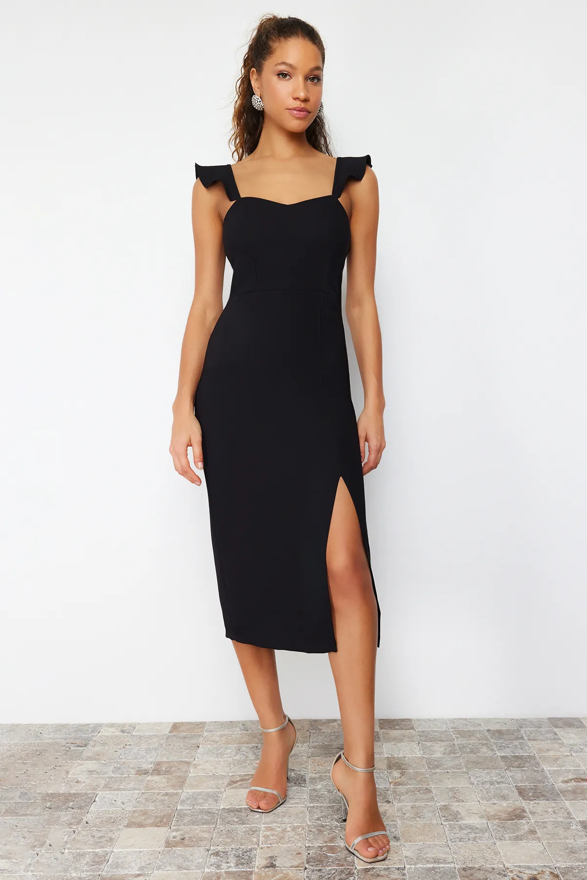 Trendyol Collection  Schwarzes, gewebtes Kleid mit Rüschenträgern TPRSS24EL00134