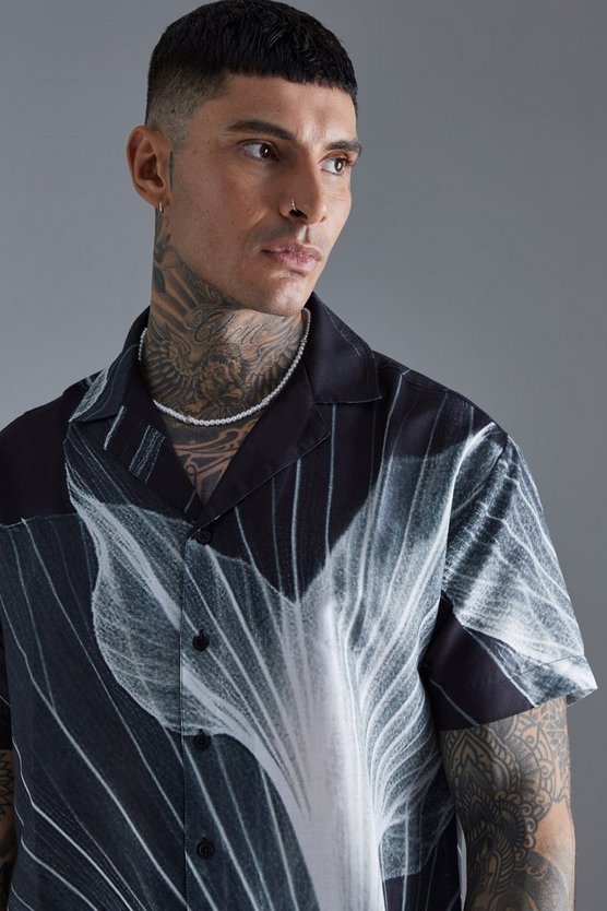 Kurzärmliges Oversize Hemd mit Smoke-Print