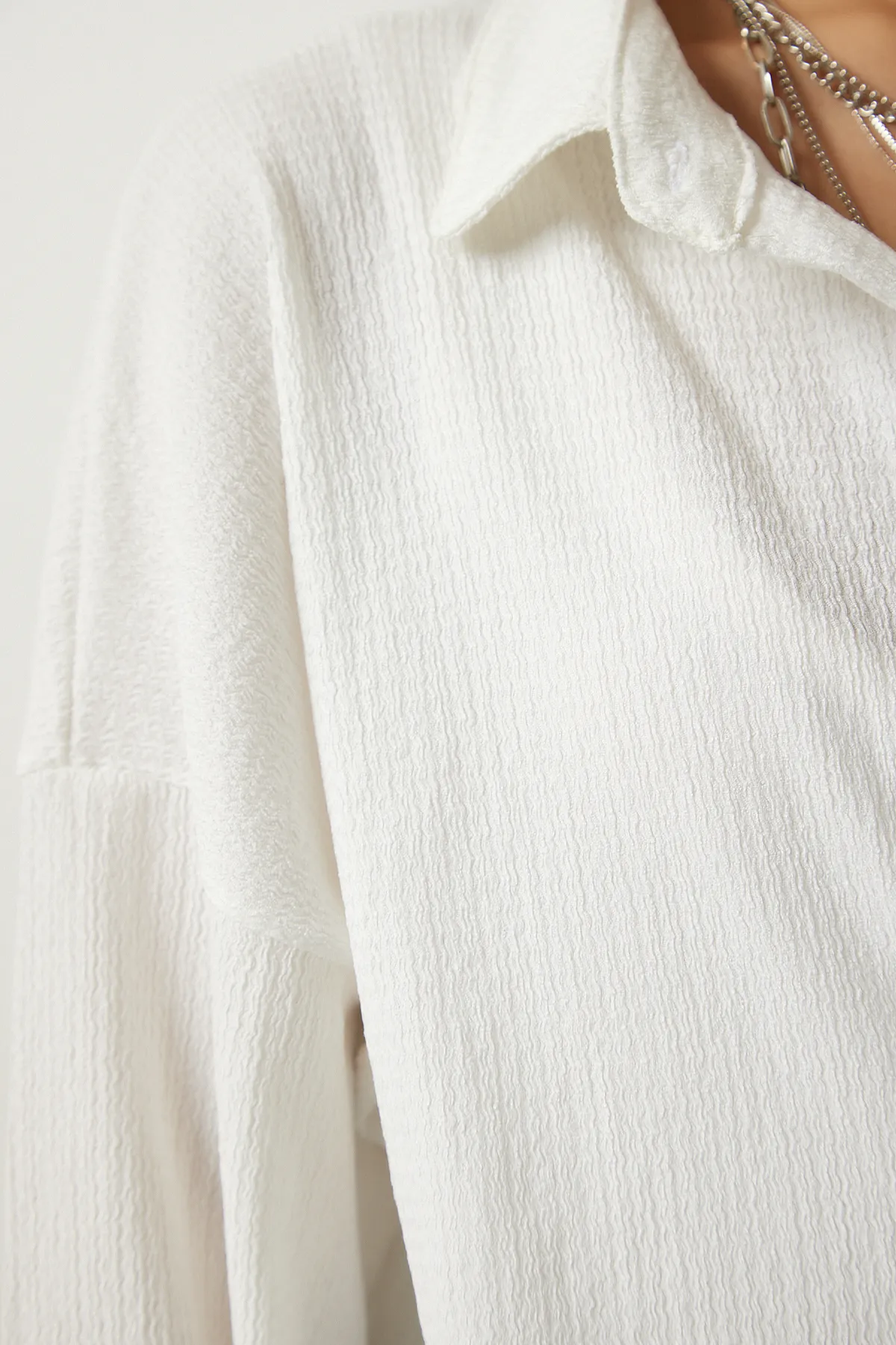 Happiness İstanbul  Weißes Crinkle-Oversize-Hemd für Damen OW00015