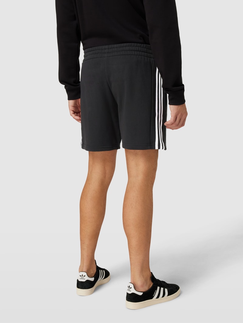 Shorts mit Label-Stitching in schwarz