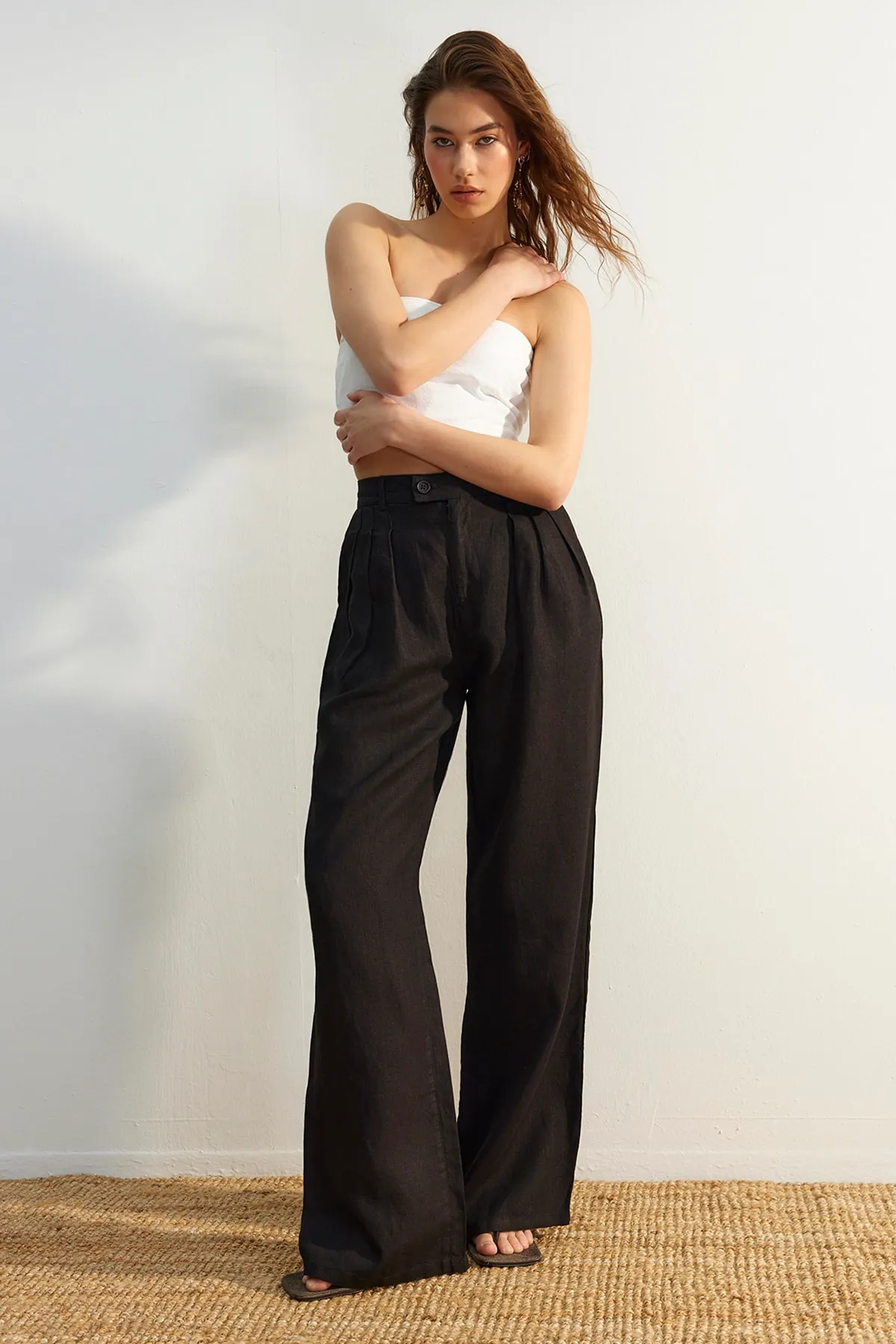 Trendyol Collection  Schwarze, plissierte Hose aus 100 % Leinen mit hoher Taille und weitem Bein