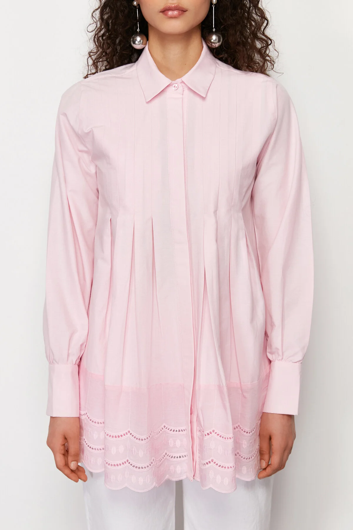Trendyol Modest  Hellrosa Hemd aus gewebter Baumwolle mit Stickereidetail TCTSS24TG00017