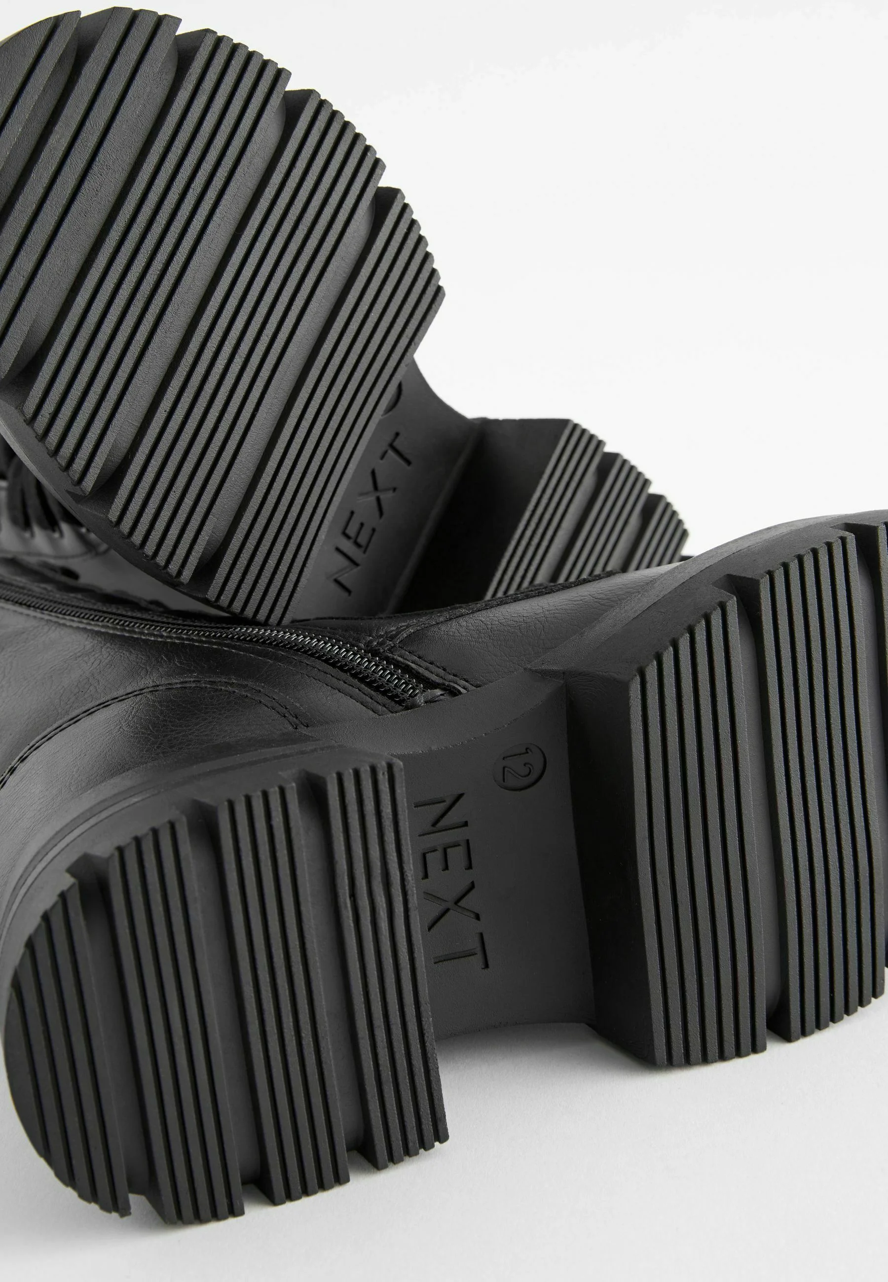 Botas gruesas con cordones Next