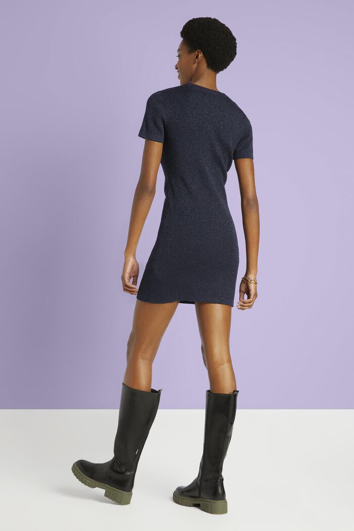 Geripptes Metallic-Kleid mit Twist-Effekt