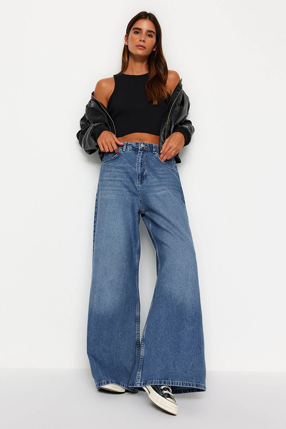 Trendyol Collection  Blaue Jeans mit elastischem Bund, hoher Taille und extra weitem Bein TWOAW24JE00350