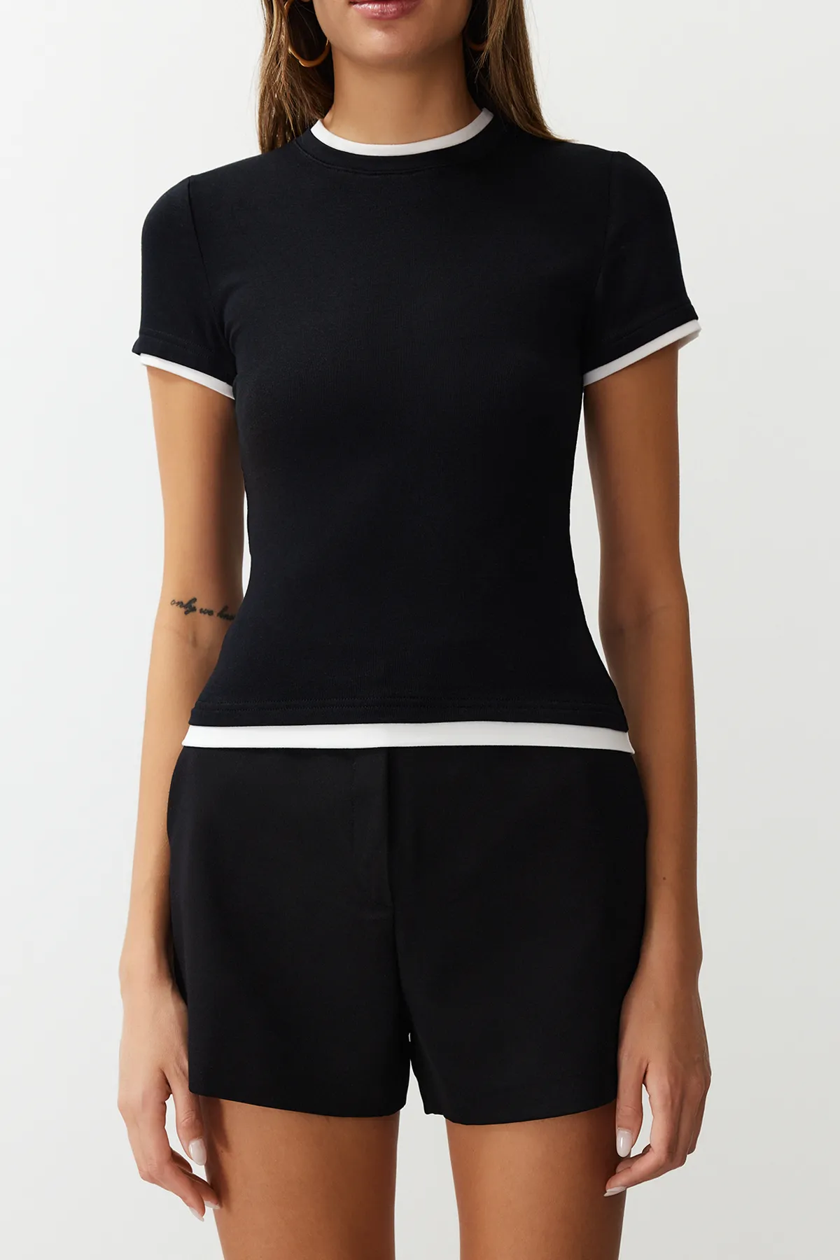 Trendyol Collection  Schwarzes, figurbetontes, flexibles Strick-T-Shirt aus Viskose/weichem Stoff mit Farbblock-Muster TWOSS24TS00063
