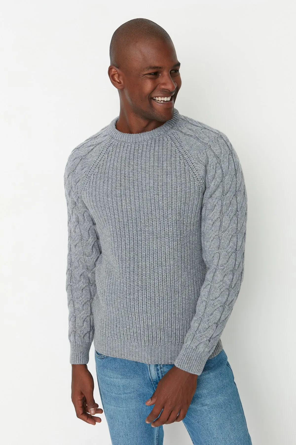 Trendyol Collection  Grauer Strickpullover mit Rundhalsausschnitt, normaler Passform und detailliertem Haarzopfmuster TMNAW22KZ2059