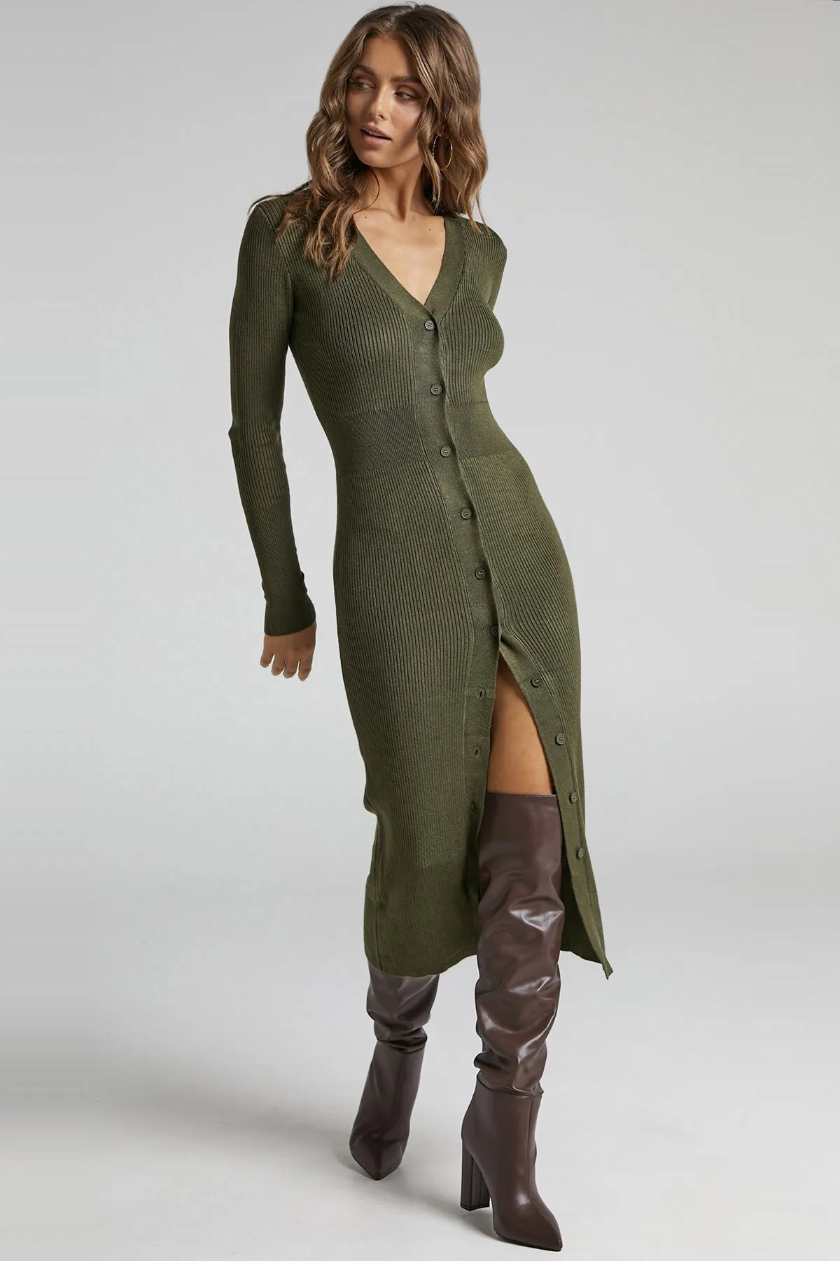 Madmext  Khakifarbenes, geknöpftes langes Strickkleid mit V-Ausschnitt Mg1703