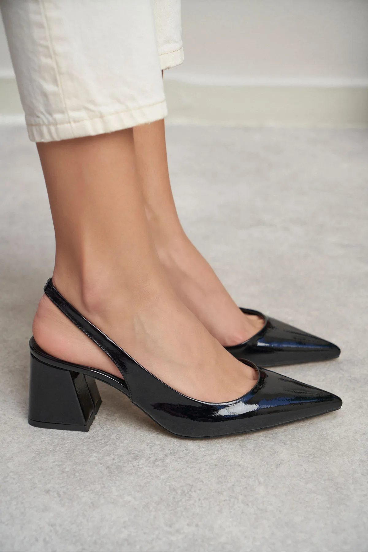 NİŞANTAŞI SHOES  Owen Damen-Schuhe mit Absatz aus schwarzem Lackleder mit Banddetail und spitzer Zehenpartie