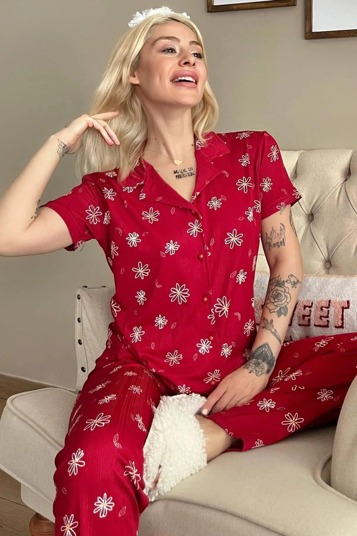 Pijamaevi  Kurzärmliger Damenpyjama mit rotem Gänseblümchenmuster und gestrickter Vorderseite mit Knöpfen