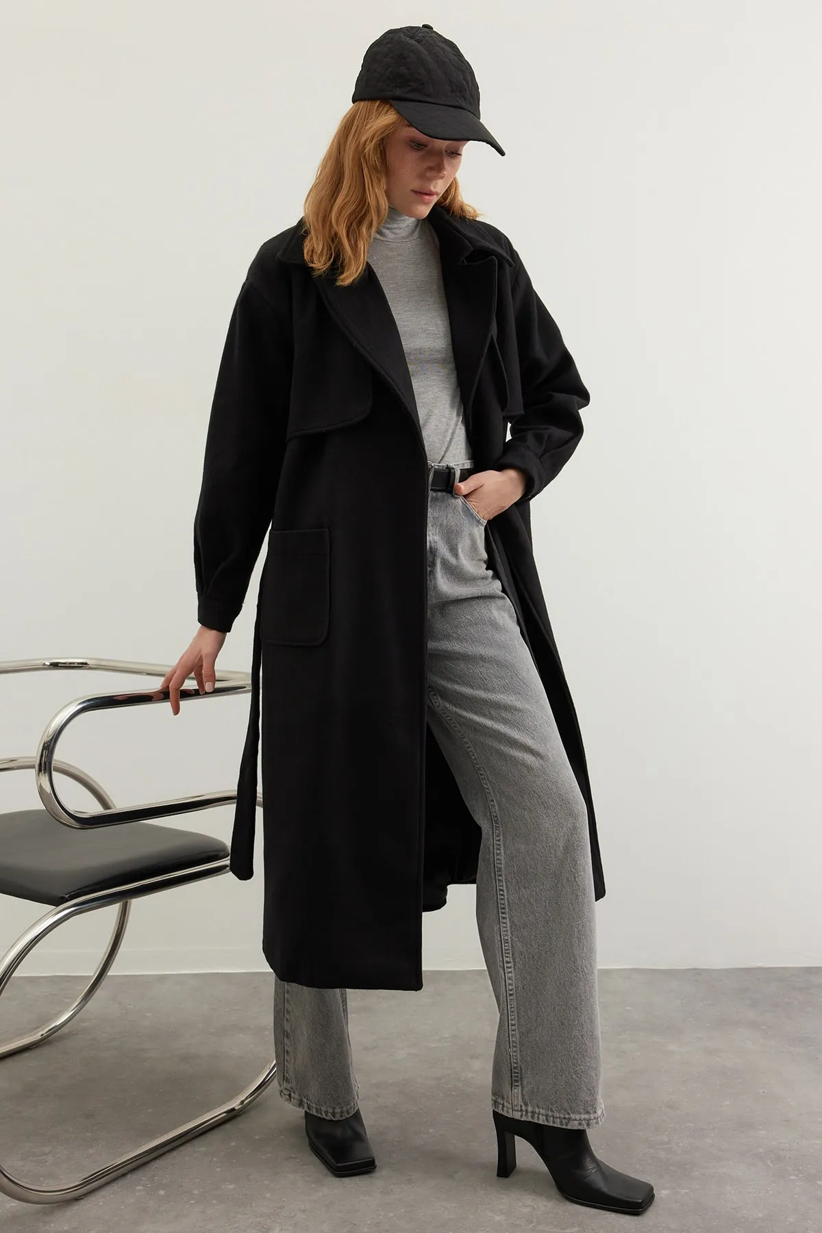 Trendyol Modest  Schwarzer Kaschmirmantel mit Trenchcoatkragen, Gürtel und Futter TCTAW24AB00001