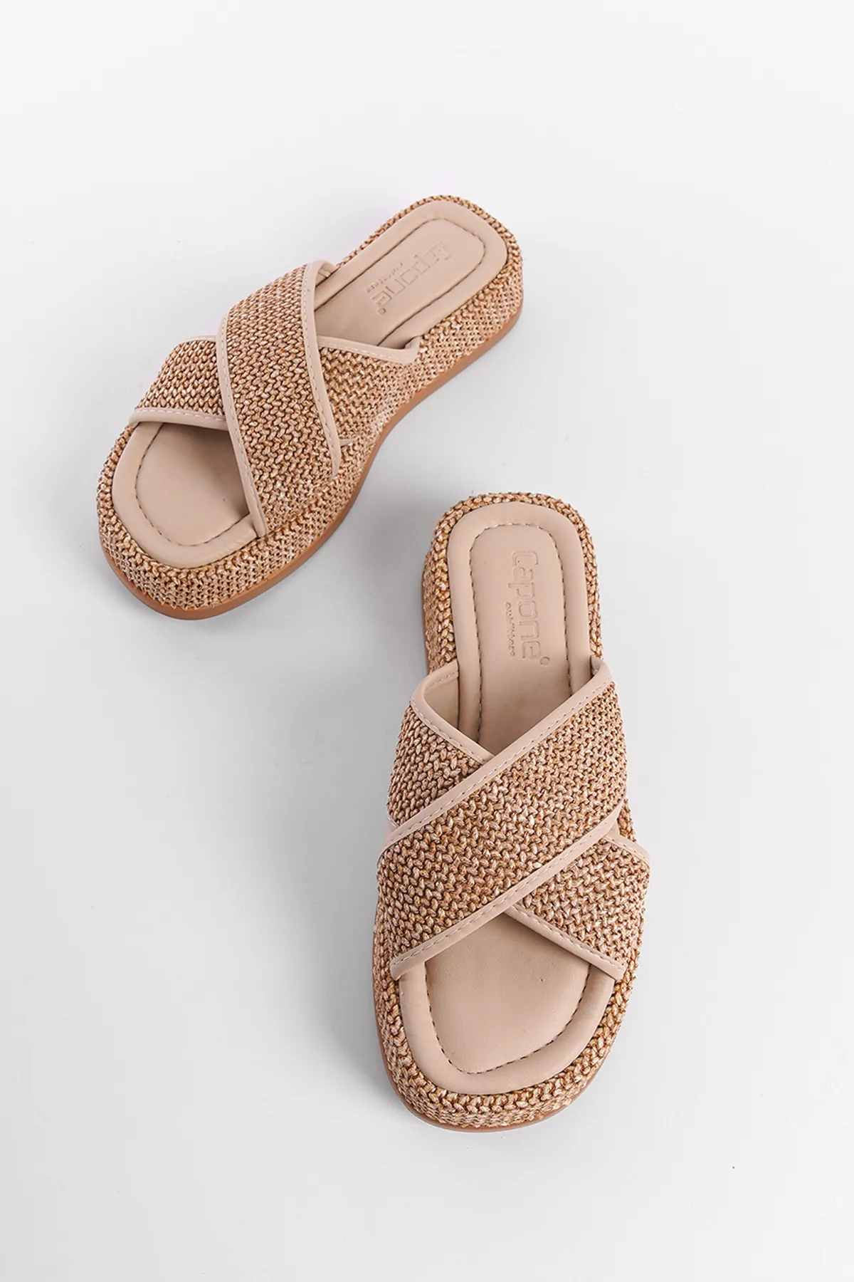Capone Outfitters  Flache Damen-Sandalen aus Stroh mit Kreuzriemen und Absatz
