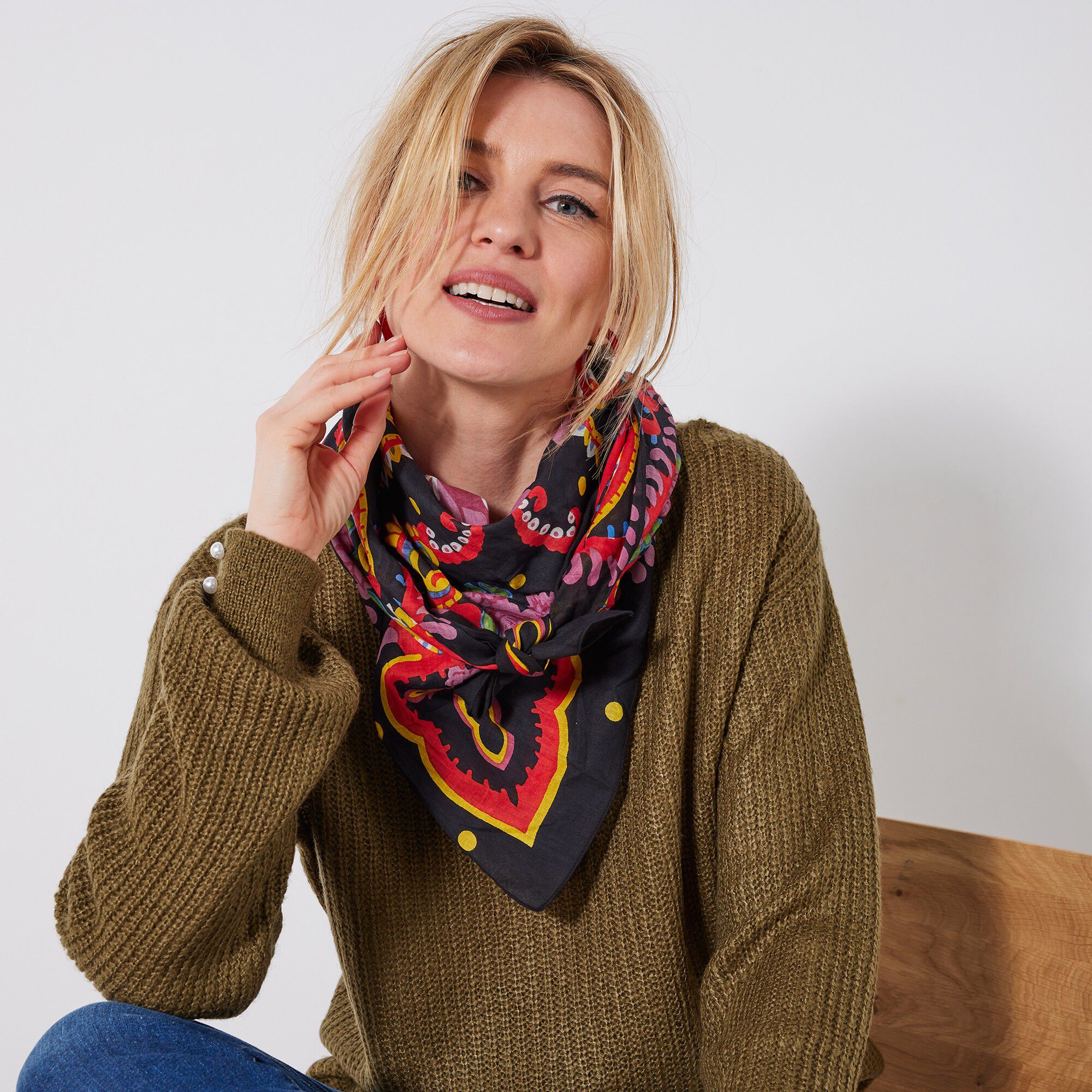 Foulard imprimé multicolore 100 x 100 cm