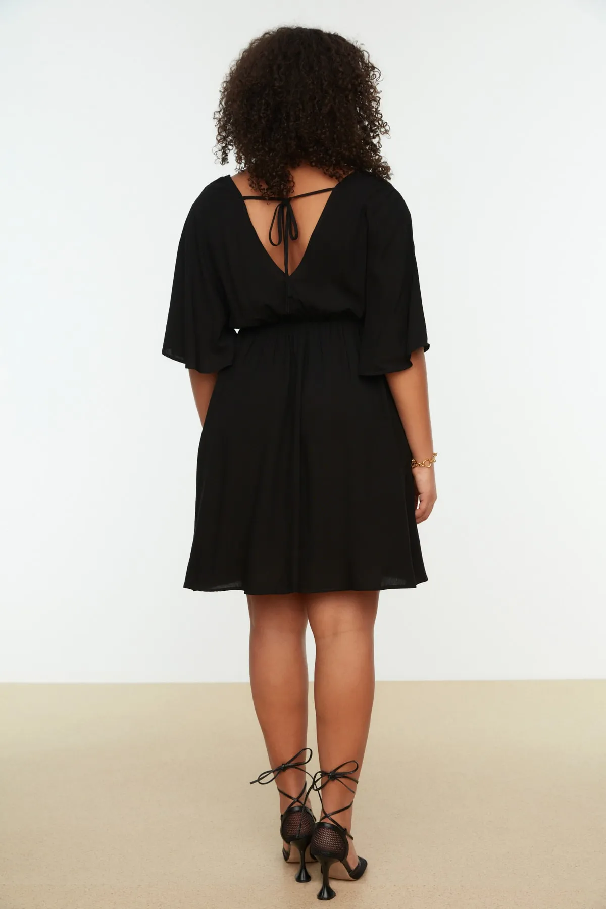 Trendyol Curve  Schwarzes gewebtes zweireihiges Kleid mit Verschluss TBBSS22EL0540