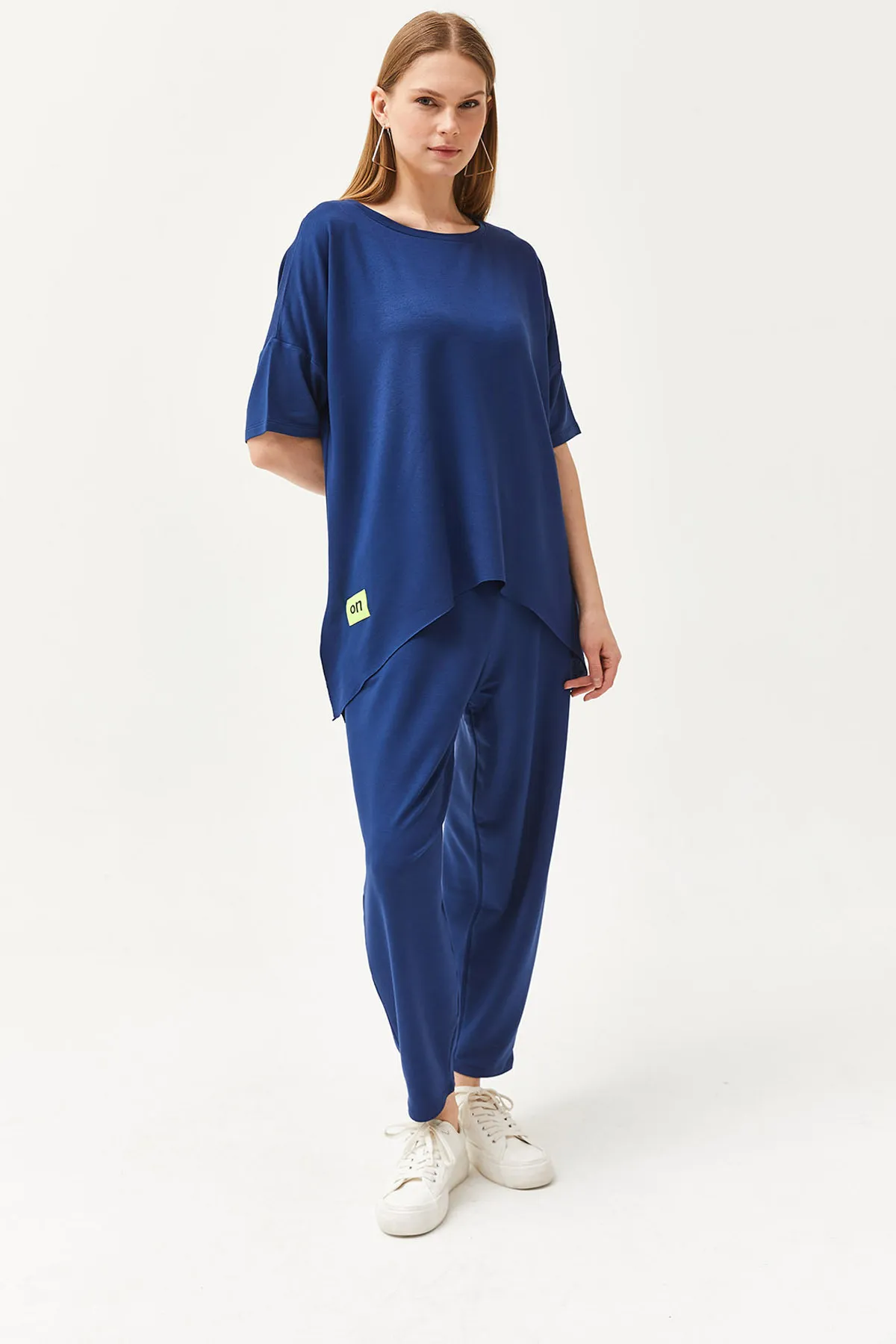 Olalook  Marineblaue asymmetrische Bluse für Damen, weiche Struktur, Oberteil mit Kristallen, Anzug TKM-19000269
