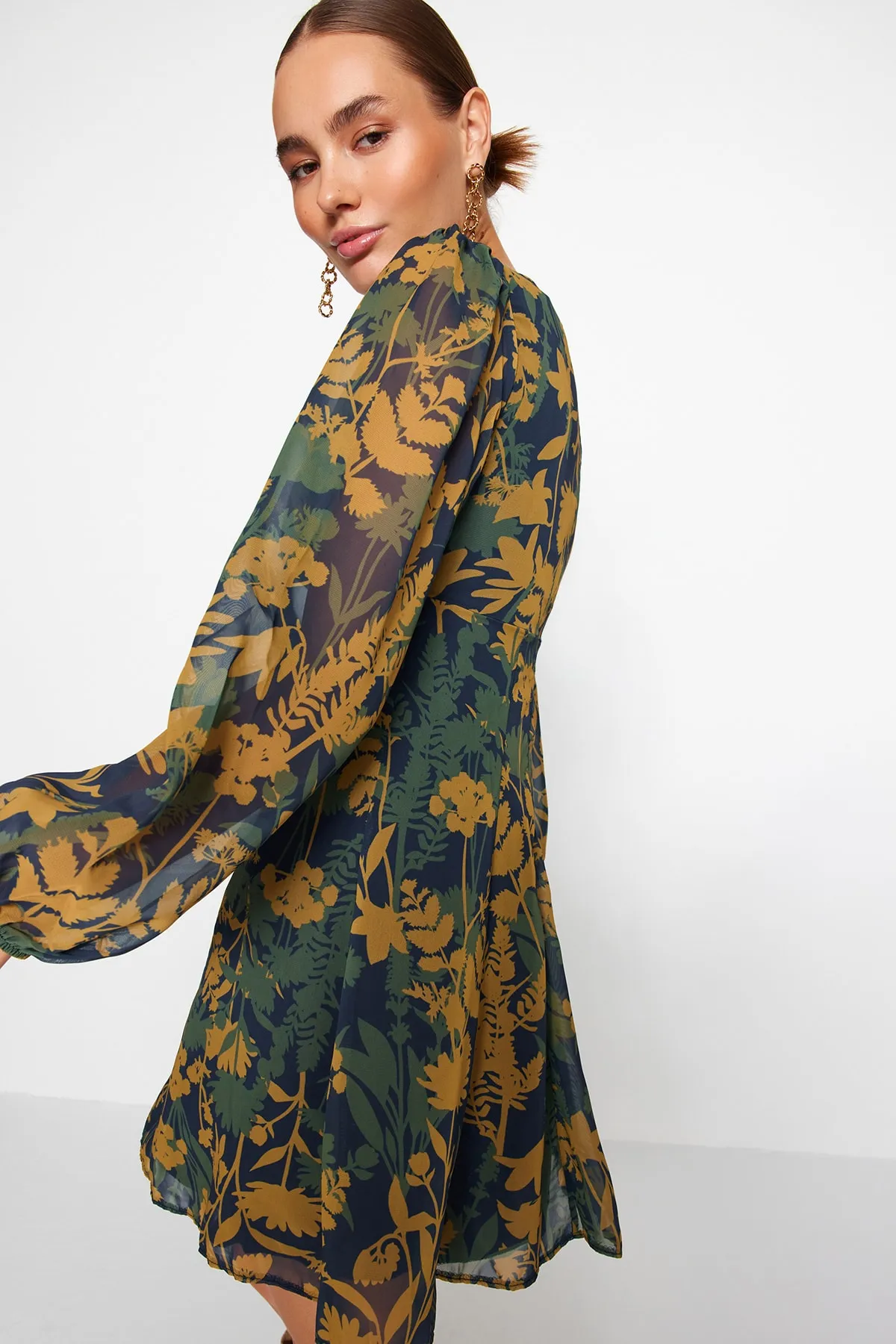 Trendyol Collection  Mehrfarbiges, gefüttertes Chiffon-Webkleid mit V-Ausschnitt und A-Ausschnitt TWOAW24EL00320