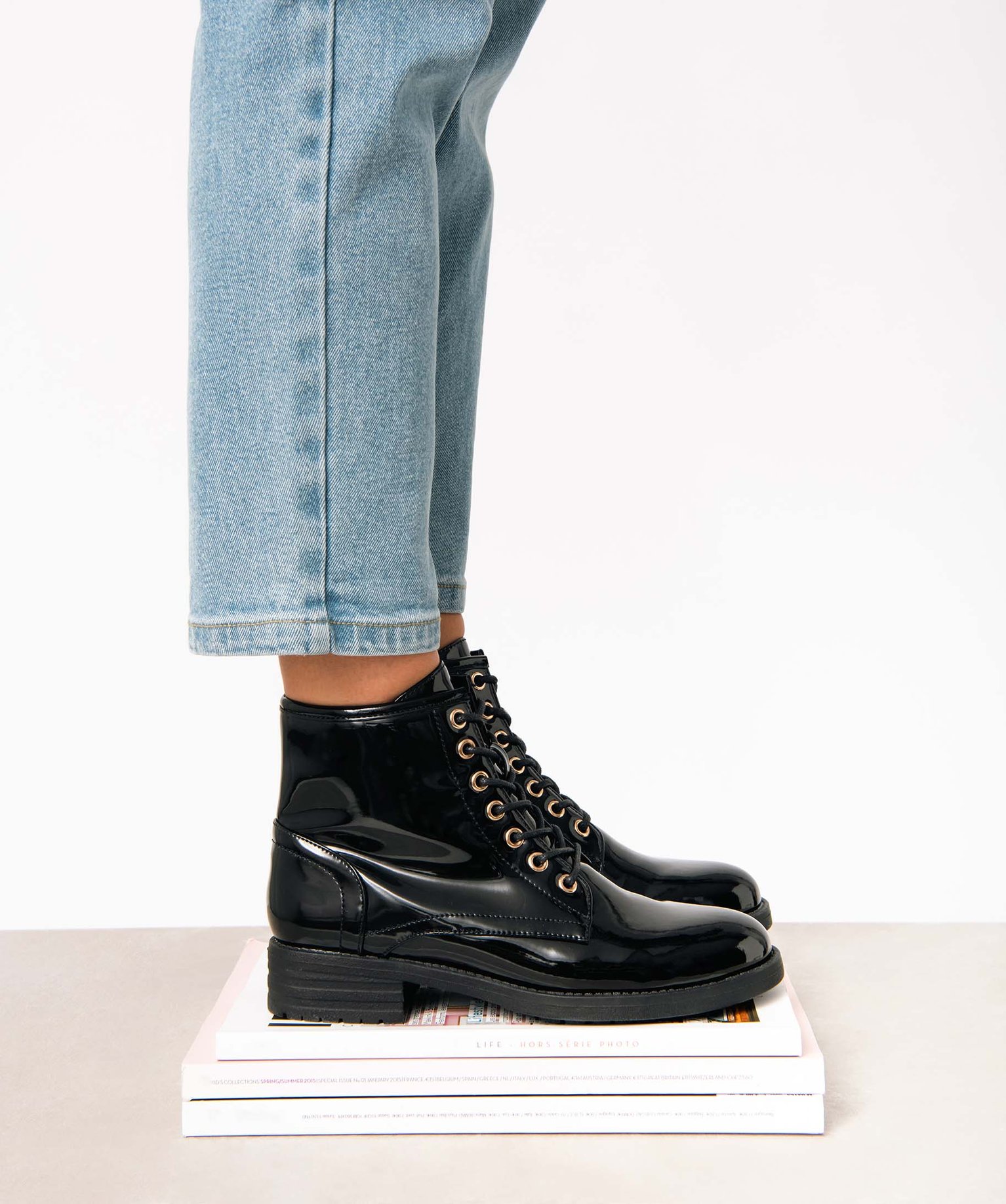 Boots femme à lacets dessus uni et verni à talon large noir | GEMO