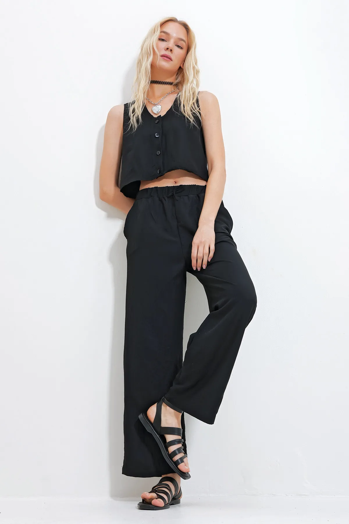 Trend Alaçatı Stili  Schwarze Damen-Bluse mit V-Ausschnitt, Knopfdetail und elastischer Taille, Palazzo-Hose, Unterteil und Oberteil, Set Alc-X11738