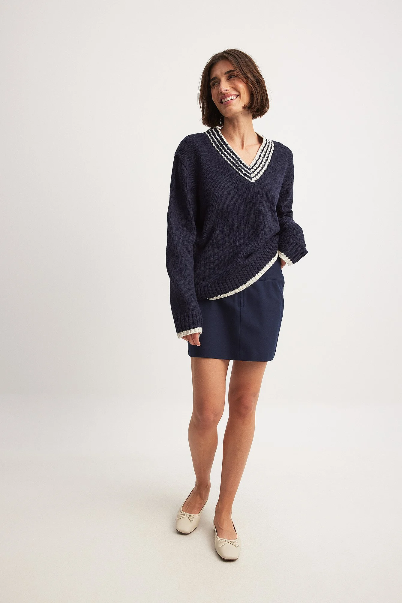 Oversized-Pullover mit V-Ausschnitt und Kontrastdetail