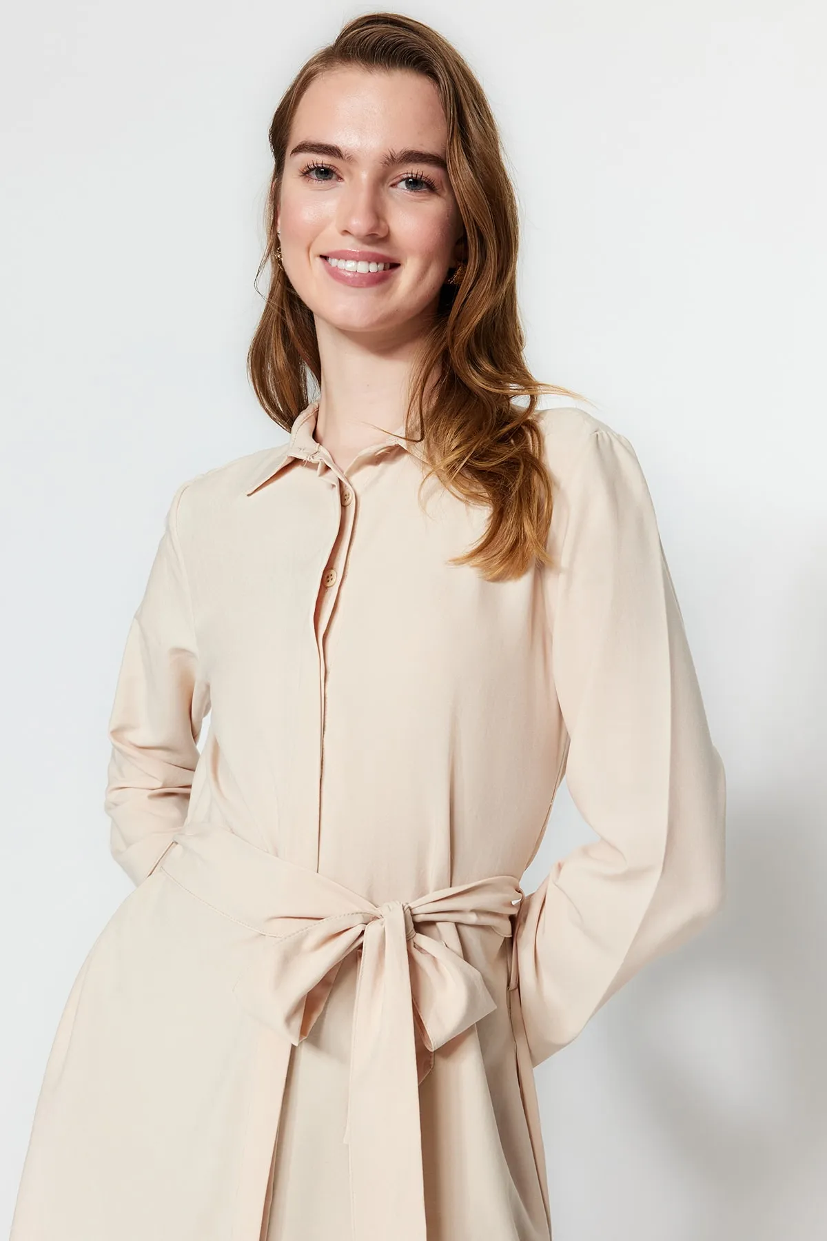 Trendyol Modest  Steinfarbene Hemdmütze aus gewebter Baumwolle mit Gürtel und Tasche TCTSS23TG00023