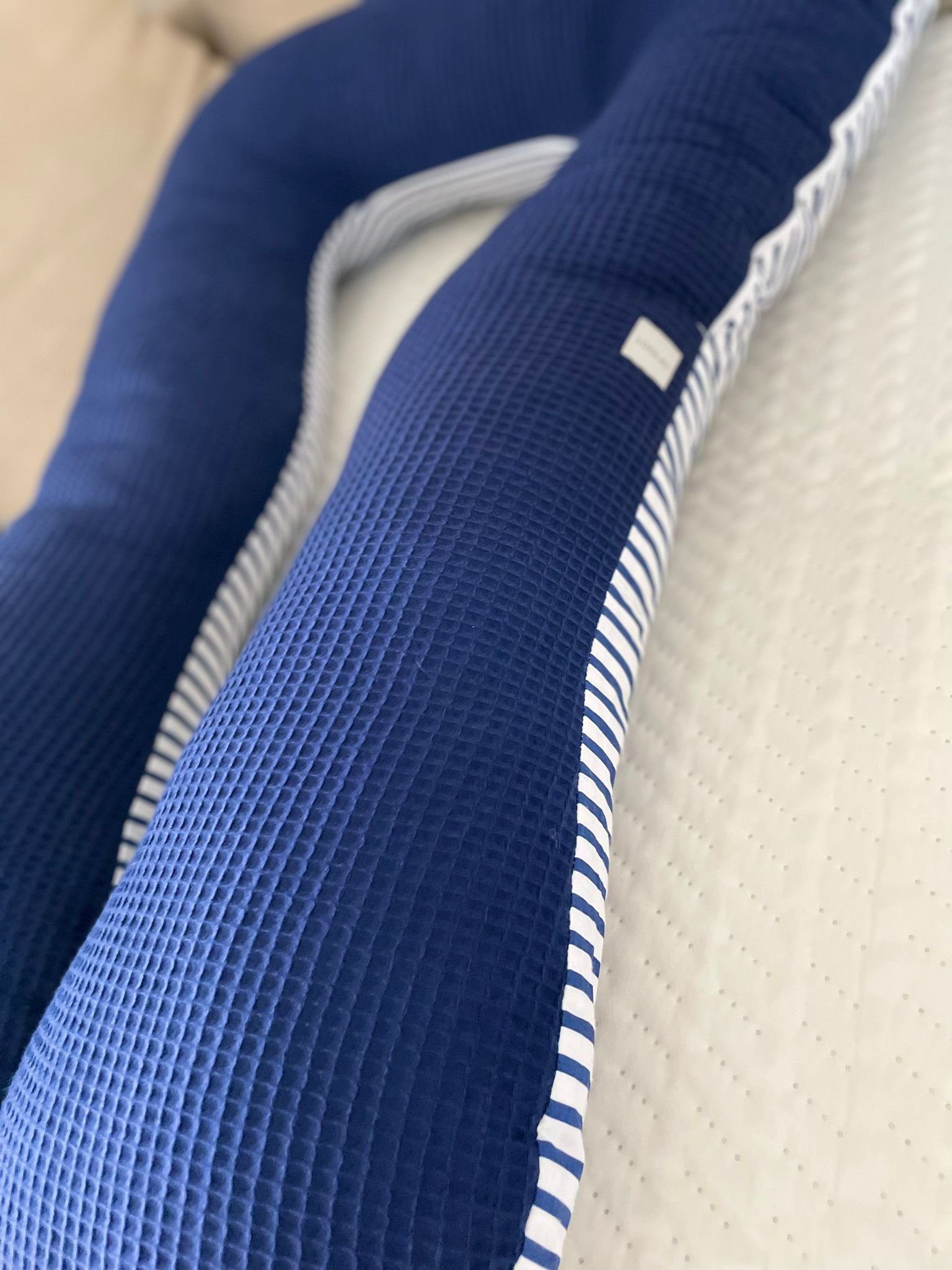 Loolay Stillkissen Schwangerschaftskissen Seitenschläferkissen Stillkissen TYP A 330cm, Attmungsaktive WAFFELPIQUE + GLATT Baumwolle XXXL Lagerungkissen; MUSTER: Waffel DUNKELBLAU/ Blau-Weiß Streifen, LOOLAY® Stillkissen + Bezug, 100% Europäische Sto