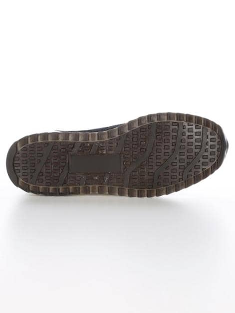 Schnürschuh mit seitlichen Elasteinsätzen