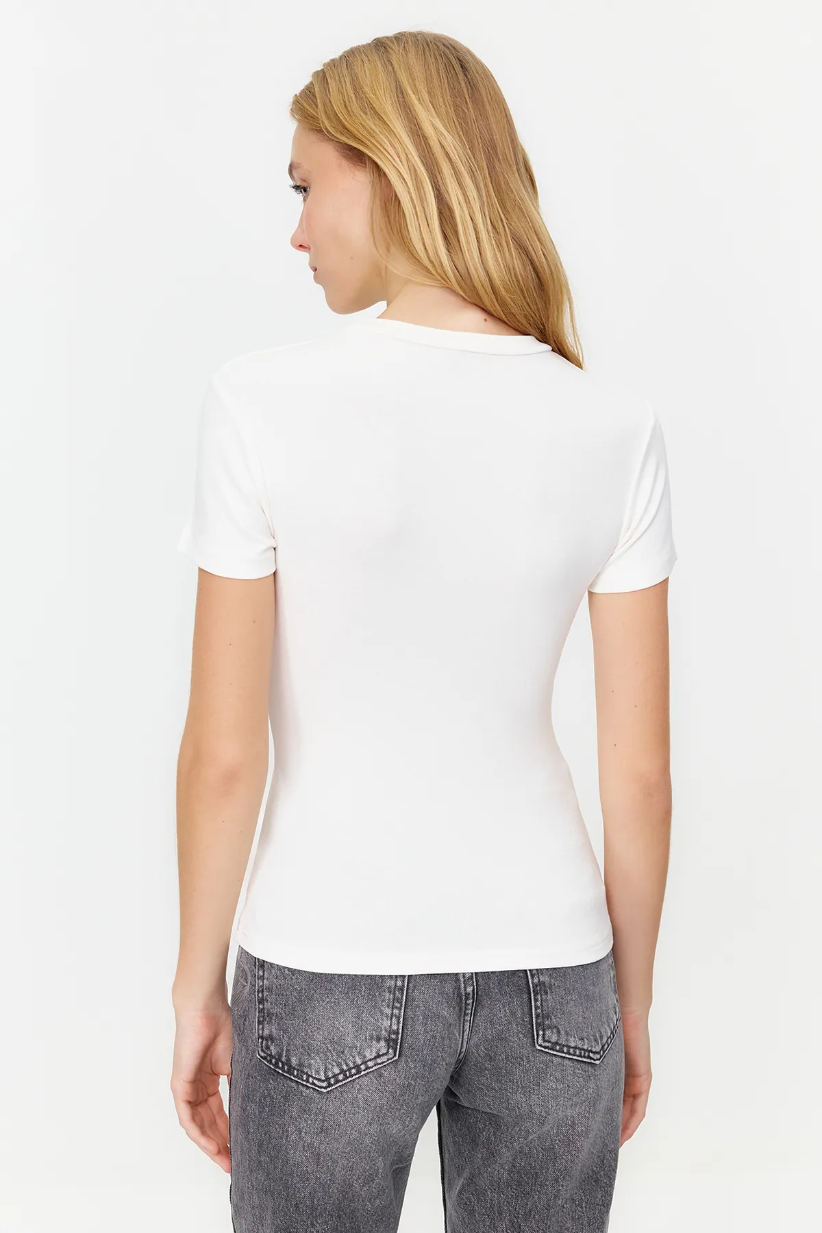 Trendyol Collection  Ecrufarbene Bluse aus dehnbarem Strickstoff aus Viskose/weichem Stoff TWOSS24BZ00296