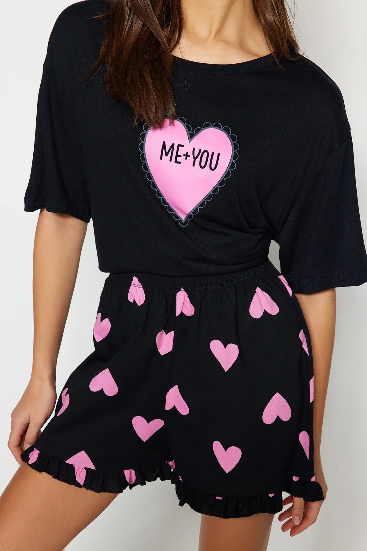 Trendyol Collection  Schwarzes Pyjama-Set aus T-Shirt und Shorts aus 100 % Baumwolle mit Herzmuster und Rüschendetail THMSS21PT0467