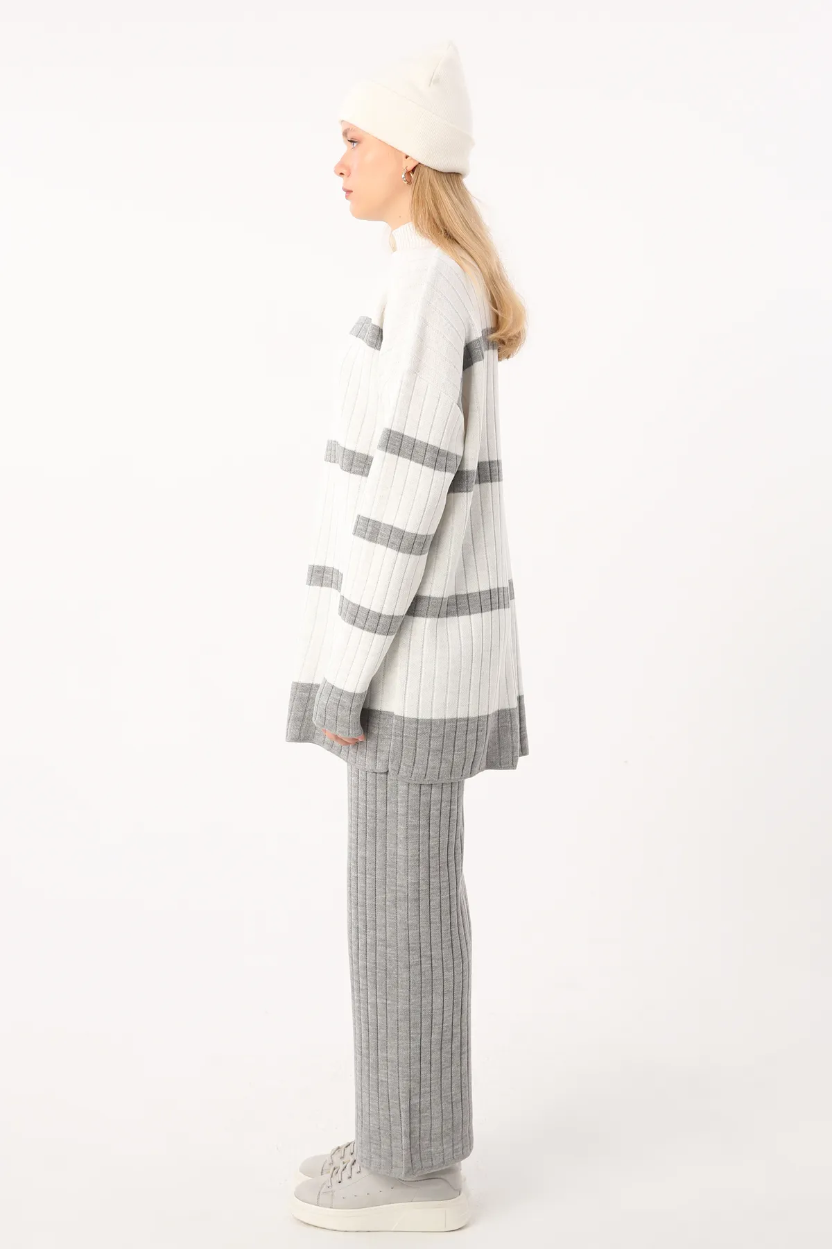 ALLDAY  Hellgrau-grau gestreifter Strickanzug aus Pullover mit hohem Kragen und Hose mit weitem Bein