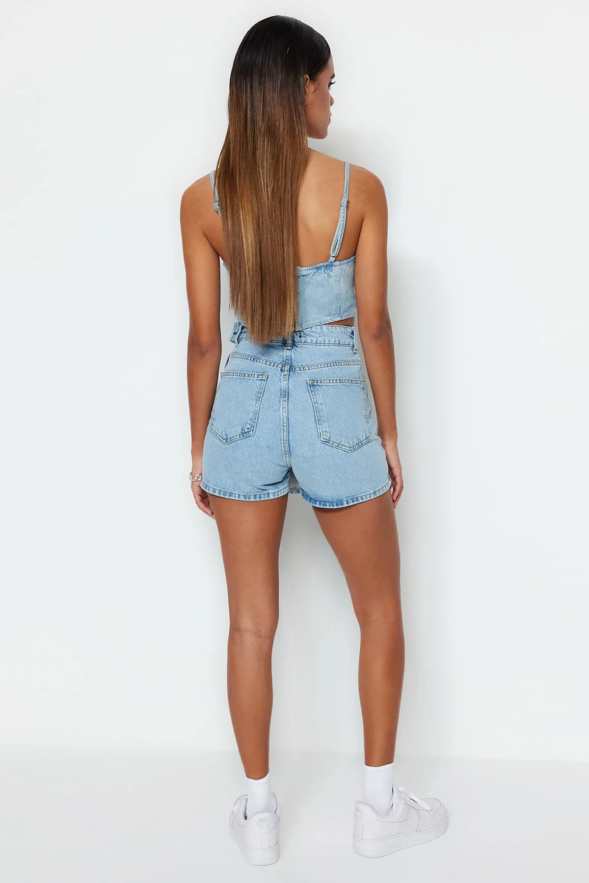Trendyol Collection  Blauer, geschlitzter Denim-Shorts-Rock TWOSS23SR00091