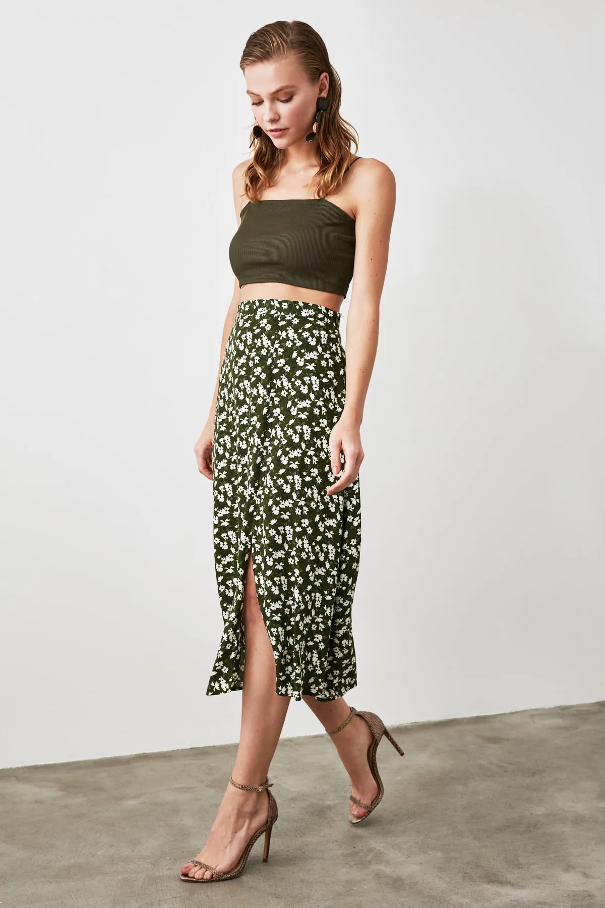 Trendyol Collection  Khakifarbener Midi-Webrock mit Schlitz und Blumenmuster aus Viskosestoff TWOSS20ET0230
