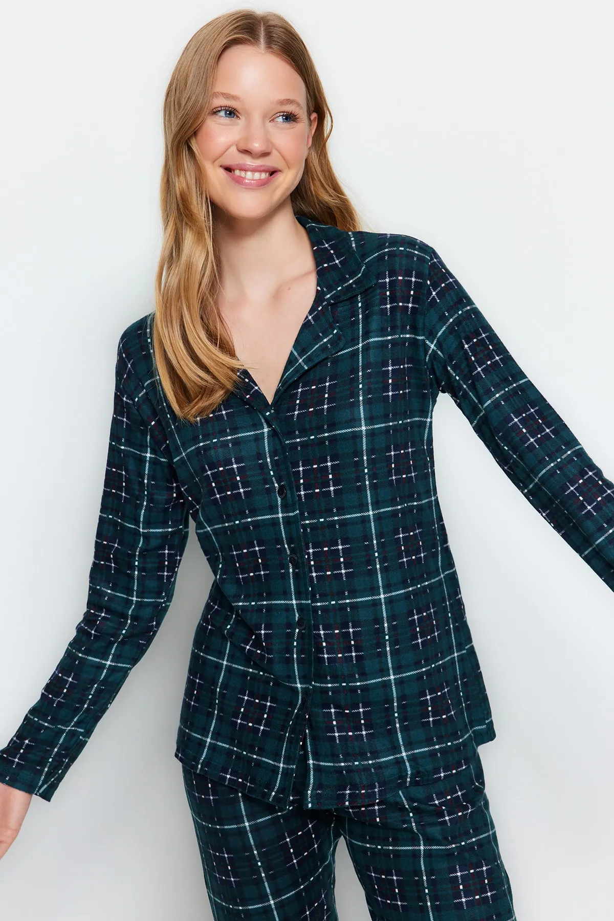 Trendyol Collection  Hochwertiges, weiches Pyjama-Set mit kariertem Schlafband und Strickmuster in Grün THMAW24PT00100