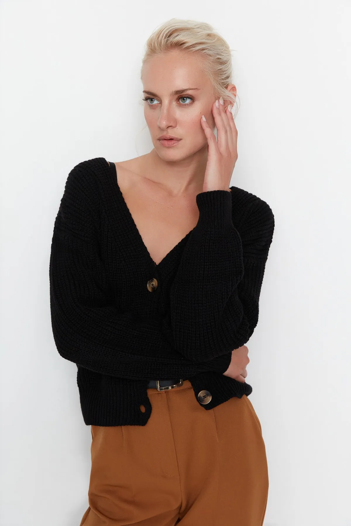 Trendyol Collection  Schwarzer Strickcardigan mit V-Ausschnitt und weiter Passform TWOAW21HI0251
