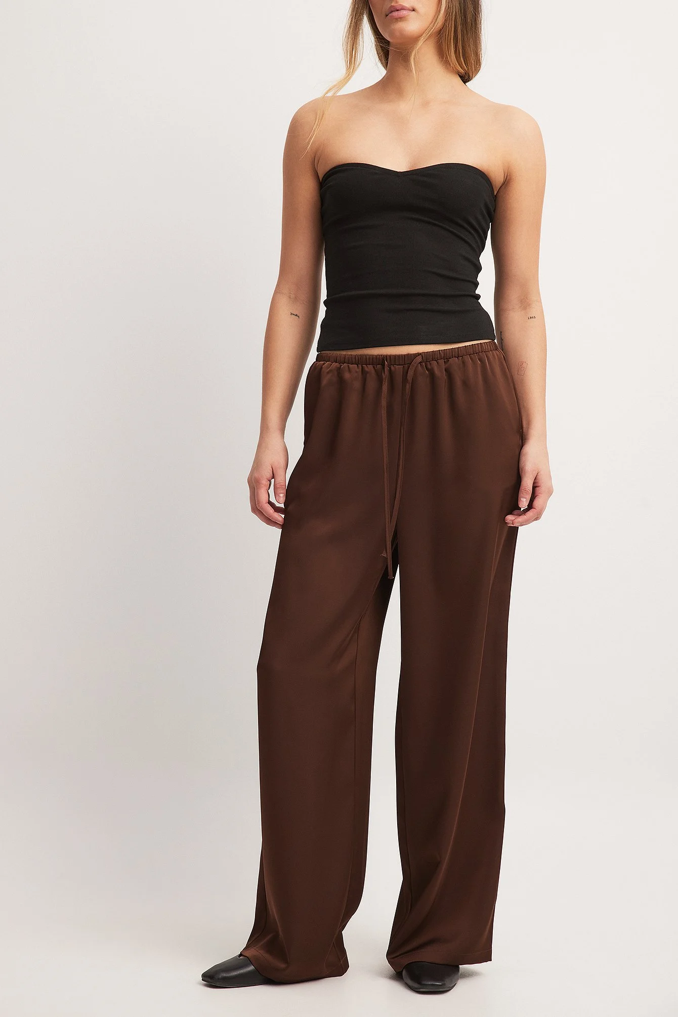 Satin-Hose mit elastischer Taille und mittelhohem Bund