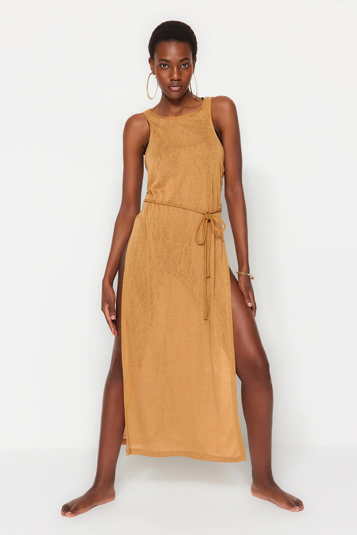 Trendyol Collection  Kamelfarbenes, gestricktes Maxi-Strandkleid mit Schlitz und Gürtel TBESS21EL2991
