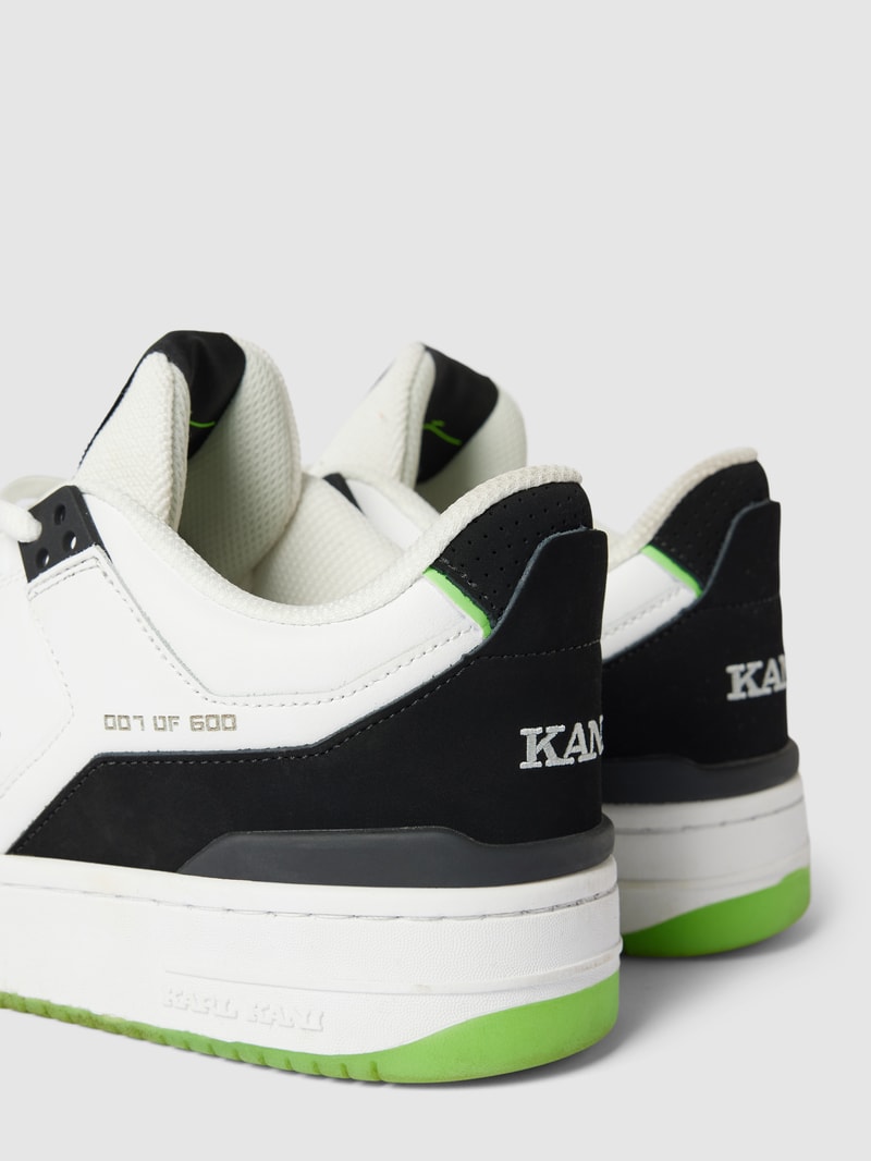 Sneaker mit Label-Stitching in weiß