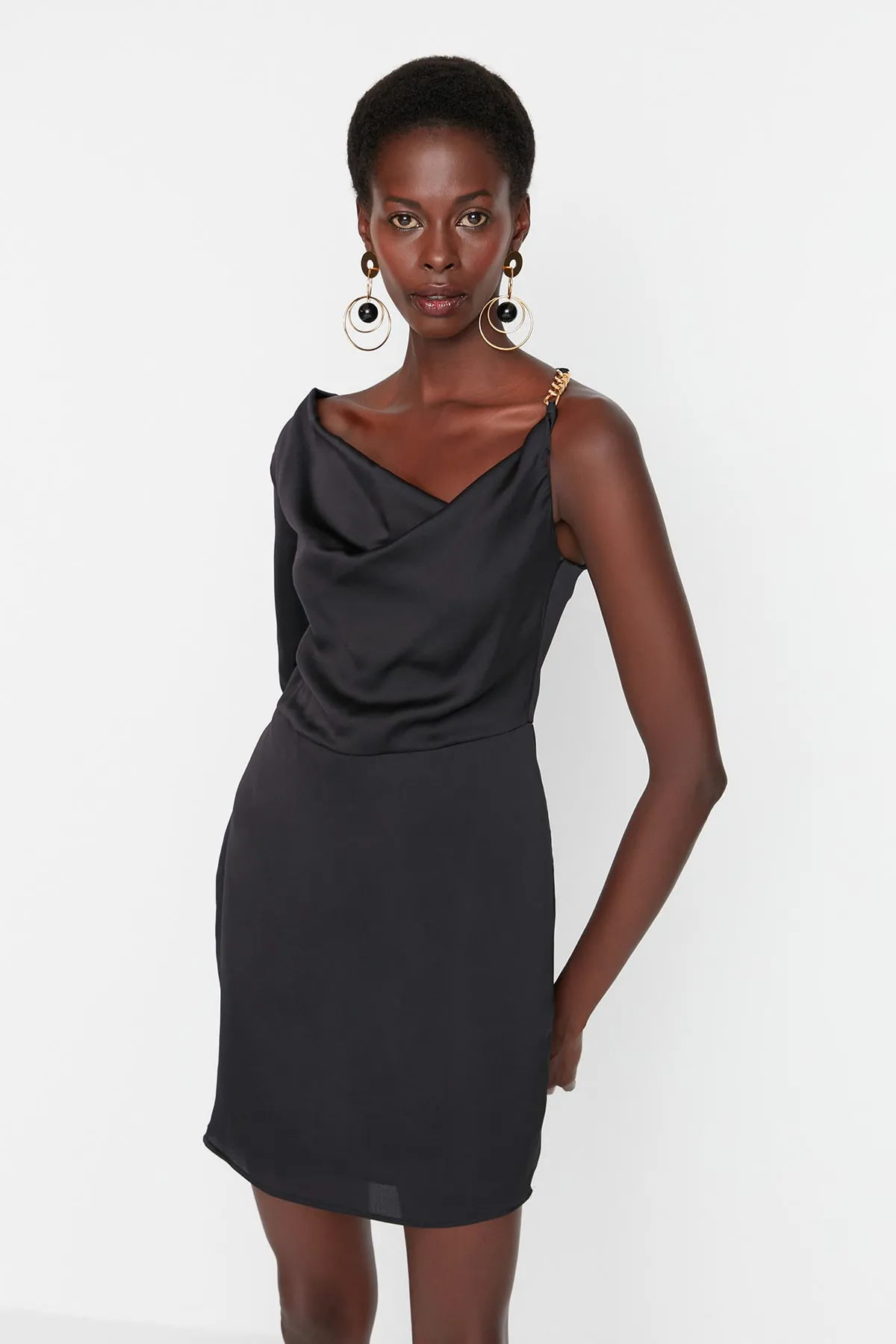 Trendyol Collection  Schwarzes, schulterfreies Abendkleid aus Satin TPRAW23EL00263