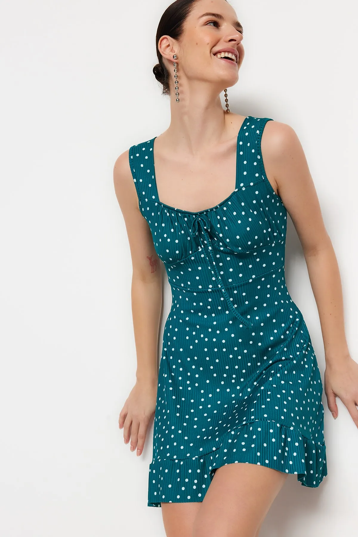 Trendyol Collection  Petrolfarbenes Mini-Strickkleid mit Polka Dots und quadratischem Ausschnitt, Volant, A-Linie TWOSS23EL00348
