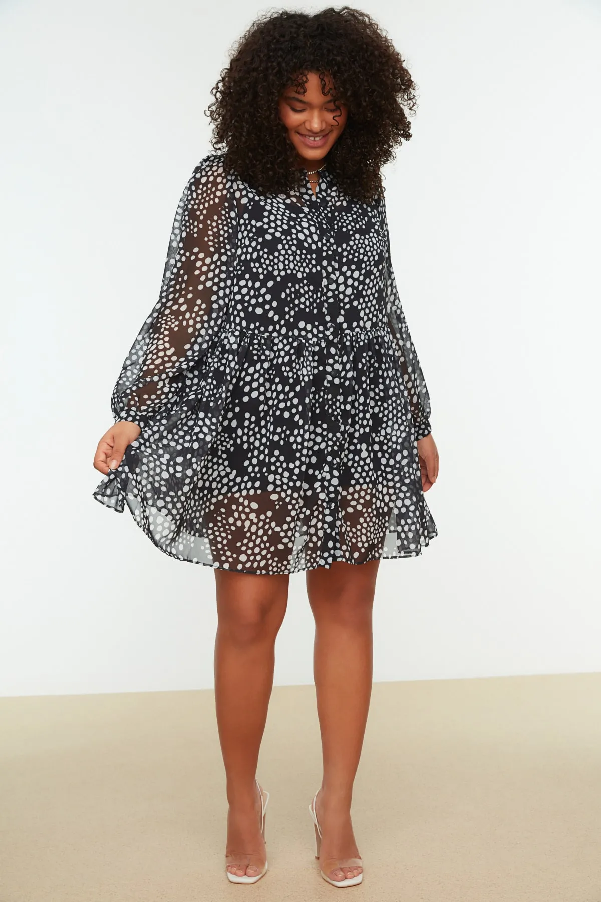 Trendyol Curve  Schwarzes Chiffon-Gewebekleid mit Tupfenmuster TBBSS22AH0139