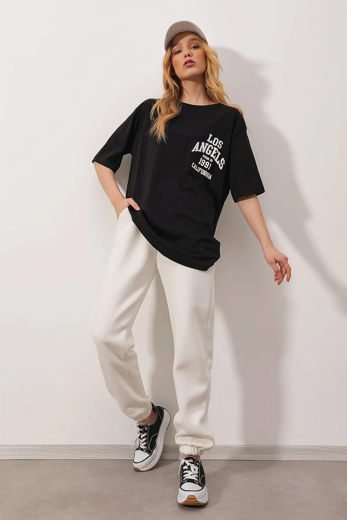 Trend Alaçatı Stili  Schwarzes bedrucktes Oversize-T-Shirt für Damen mit Rundhalsausschnitt ALC-X9560