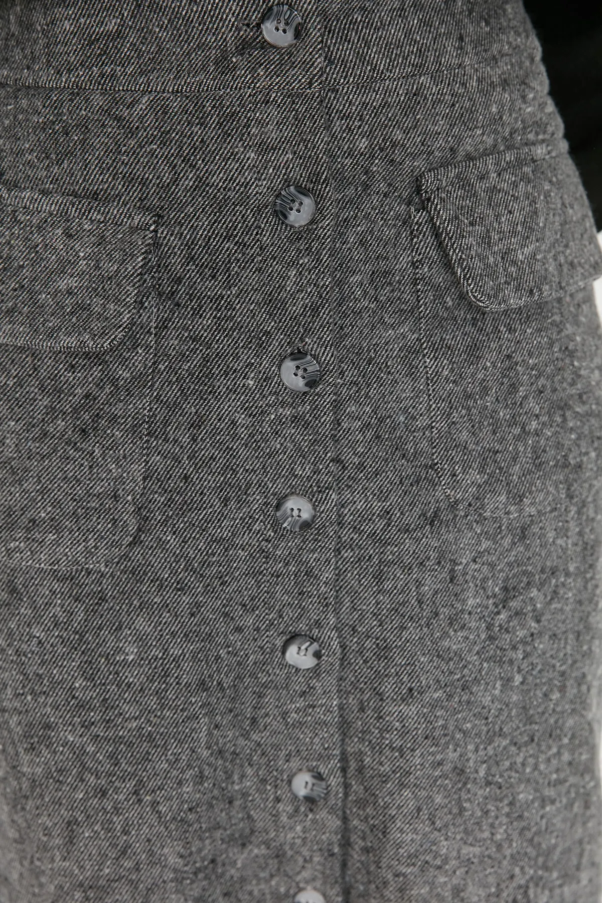 Trendyol Collection  Grauer Midi-Webrock aus Stoff mit Knopfleiste und Taschendetails TWOAW23ET00323