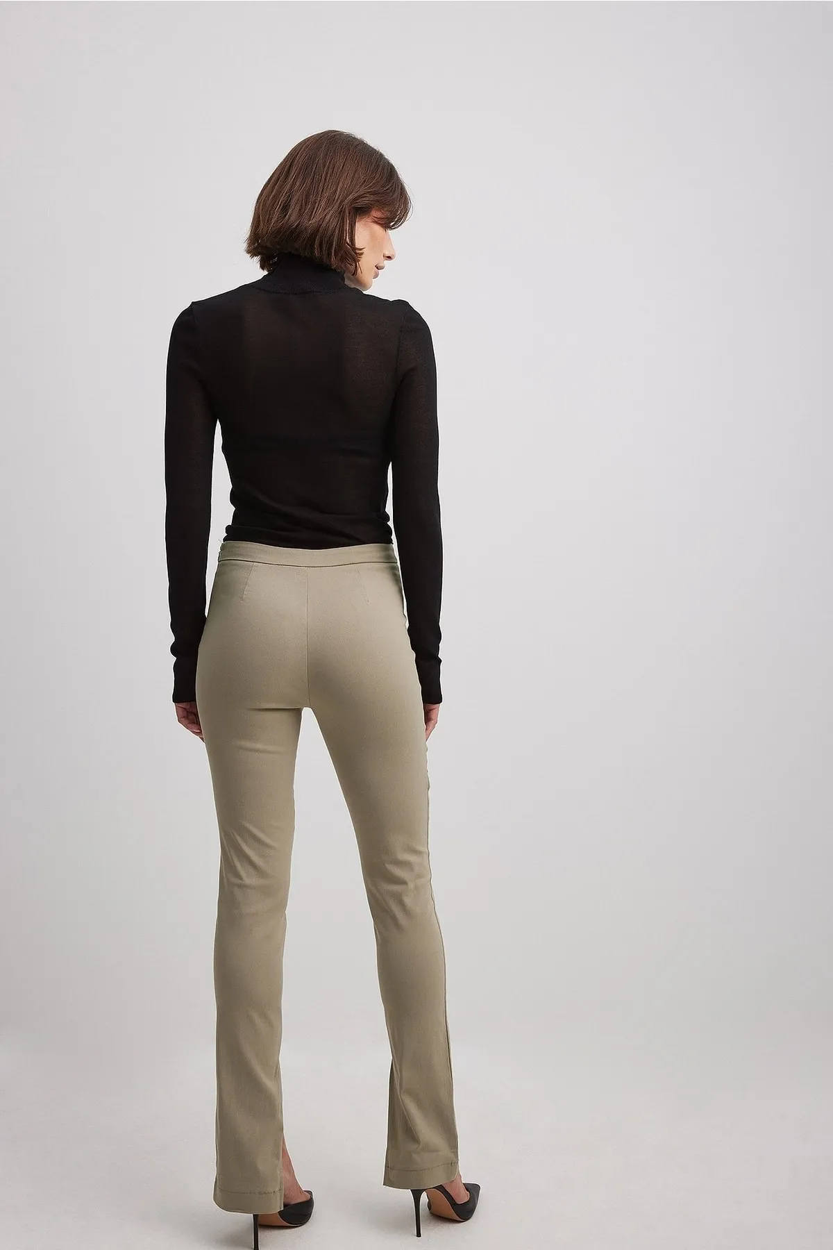NA-KD  Hose mit mittlerer Taille und Schlitz