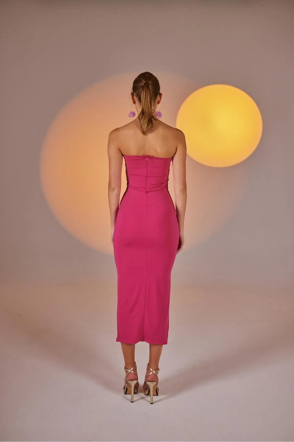HOLLY LOLLY  Trägerloses Midi-Bodycon-Kleid mit Schlitz in Rosa