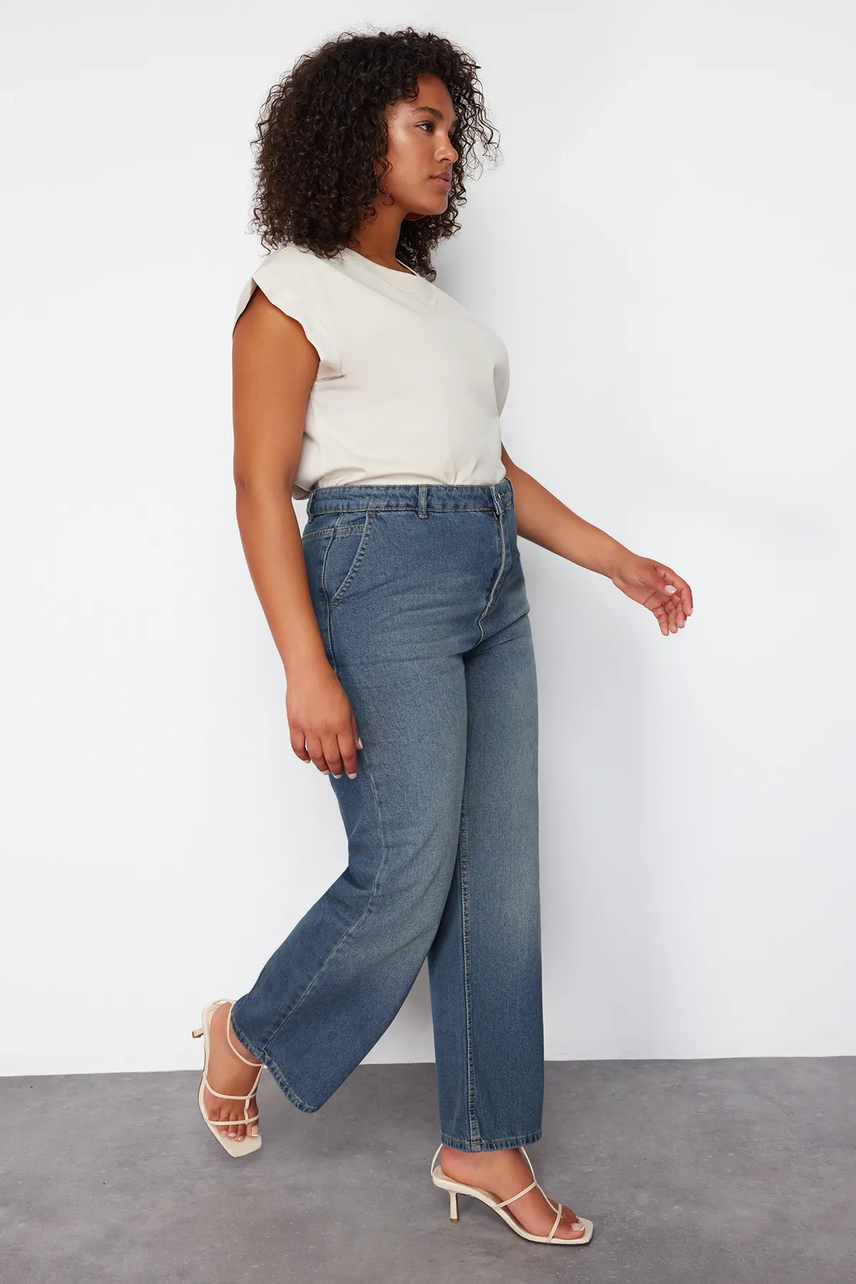 Trendyol Curve  Blaue Hose mit hoher Taille und weitem Bein - TBBSS24CJ00048
