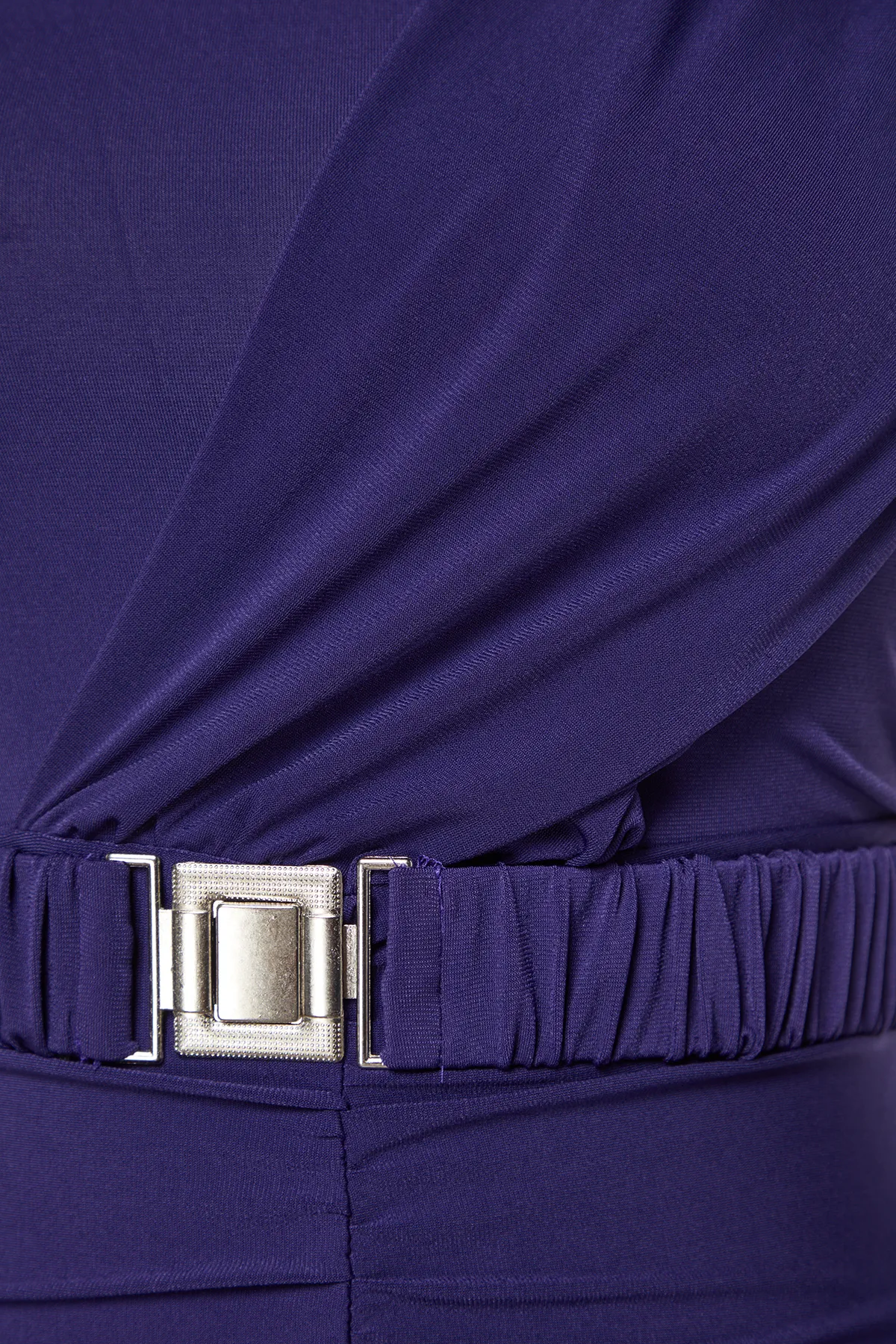 Trendyol Collection  Dunkellila, figurbetontes, hochgeschlossenes, drapiertes Strickkleid mit Gürtel TWOAW22EL0434