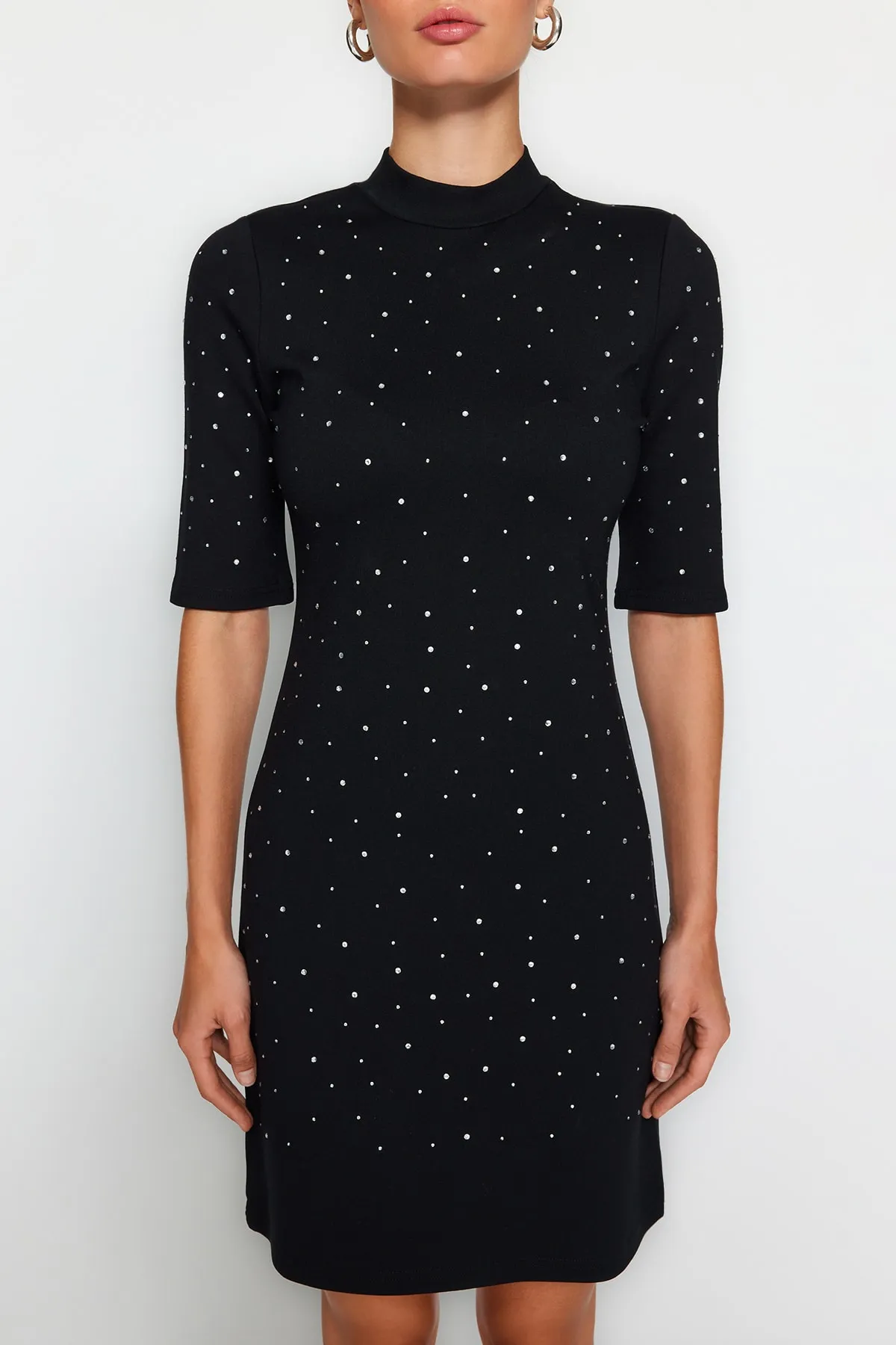 Trendyol Collection  Schwarzes, kurzärmliges Mini-Bleistiftkleid aus Strick mit Steindetail im Skater-/Gürtelstil TWOAW24EL00395