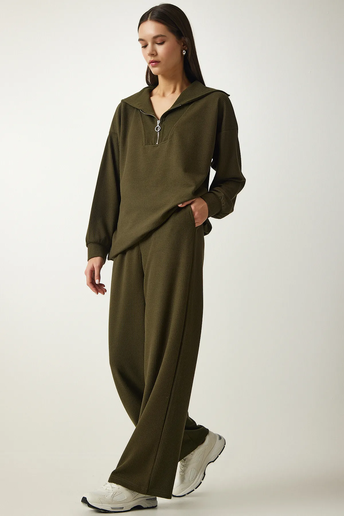 Happiness İstanbul  Damen-Set aus schnurgebundener Strickbluse und Hose in Khaki EW00004