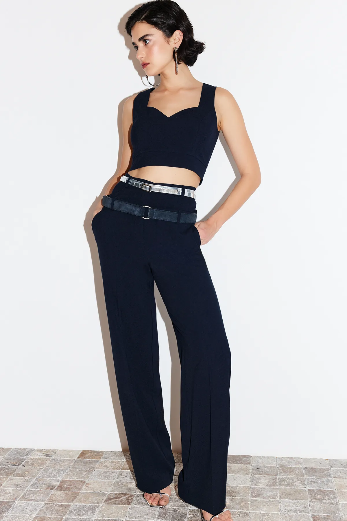 Trendyol Collection  Marineblaue gerade/gerade geschnittene Polyviscon-Taillen-Webhose mit detaillierten Details TWOSS24PL00078
