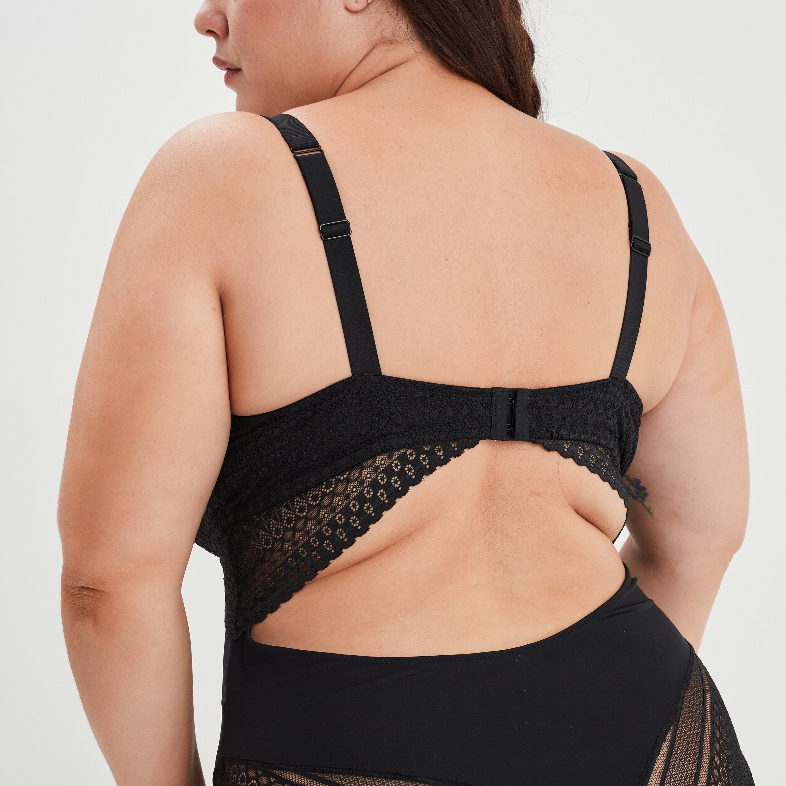 Body emboîtant à dentelle Irma noir femme grande taille | La Halle